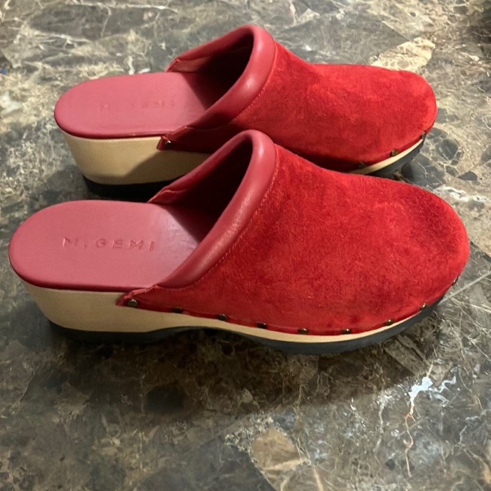 M.GEMI RED CLOGS SZ. 8.5